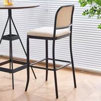 Tabourets de bar modernes de luxe léger, très demandés, avec structure en fer robuste et dossier en osier, pour usage commercial