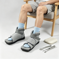Chaussure de marche post-opératoire médicale à tige haute réglable avec fermeture auto-agrippante, bout carré et semelle plate en EVA – Offre Spéciale