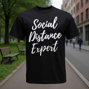 Camiseta con meme de experto en antisociales e introvertidos, concepto de juego de distanciamiento social para uso promocional - Product Image 3