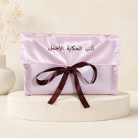 Pochette en satin imprimée personnalisée avec logo, nœud en ruban, sac cadeau pour foulards, vêtements, perruques, lingerie, accessoires – Vente en gros OEM