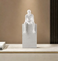 Articles de décoration intérieure modernes en gros, y compris des figurines en résine assises pour la décoration du salon et de la chambre à coucher
