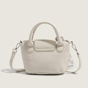 Bolso de Mano Moderno para Mujer con Diseño de Alas, Textura de Alta Gama, Estilo Extranjero Popular, Cierre de Cremallera y Forro de Poliéster - Product Image 4