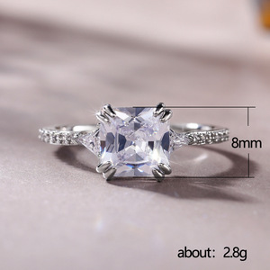 Anello di fidanzamento da donna in oro bianco naturale con diamante taglio smeraldo F952 e diamanti laterali colore D - Product Image 5