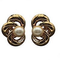Anting Tusuk Geometris Bentuk Bunga Empat Kelopak Berlapis Elektroplating, Anting Wanita Mewah Ringan dan Stylish