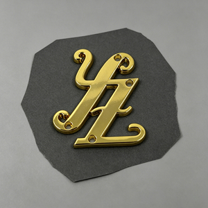 Plaques de Marque Minimalistes en Alliage de Zinc Plaqué Or avec Logo en Relief pour Sacs à Main et Accessoires Vestimentaires - Product Image 5