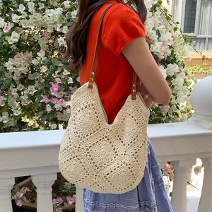 Sac fourre-tout pour femme en tissu ajouré, blanc cassé et kaki, avec boucle magnétique et poche zippée, collection Printemps 2026 - Product Image 1