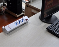 Multiprise Multipresa 3 Presa 10/16A Bipasso Schuko 16A Fiche avec clips et vis pour tenir sur le bureau 20W ou 65W