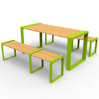 Ensemble table et bancs en fer forgé de style classique pour extérieur, idéal pour restaurant, espace commercial, place publique, aménagement paysager et sièges publics