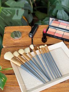 Ensemble de 8 pinceaux de maquillage professionnels de qualité supérieure en fibres synthétiques bleues avec manches en bois pour fond de teint, fard à joues, sourcils et pinceau éventail - Idéal pour les voyages - Product Image 2