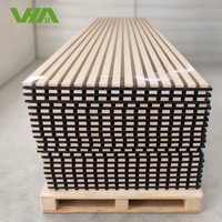 Panneaux muraux acoustiques en bois à lattes, placage chêne, MDF, support en feutre PET, matériaux insonorisants durables pour entrepôts et extérieur, vente en gros