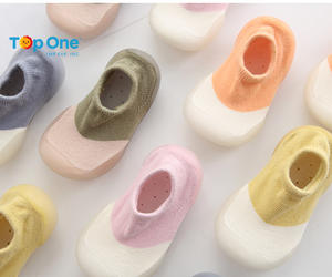 TopOne, Calcetines antideslizantes para bebés, zapatos infantiles a juego de varios colores, bonitos zapatos para niños, suela blanda, primeros andadores para niños pequeños - Product Image 1