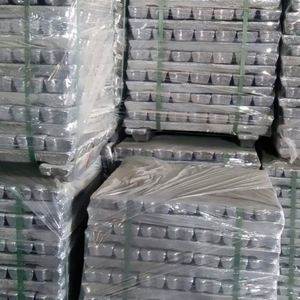 อลูมิเนียมแท่งบริสุทธิ์สูง 99.7% สำหรับการหลอมโลหะผสม การหล่อแบบไดคาสติ้ง และการผลิตโลหะอุตสาหกรรม - Product Image 1