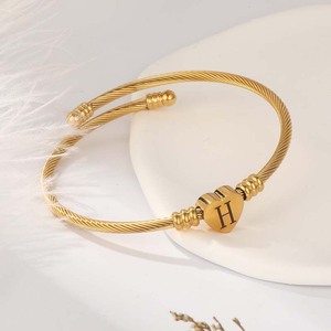 Bracciale con Iniziale a Forma di Cuore Placcato Oro 18K, Senza Costi per il Logo, per Donne e Ragazze, Braccialetti dell'Amicizia con 26 Lettere - Product Image 1