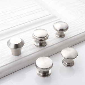 Bouton de meuble rond en acier inoxydable, finition brossée, design minimaliste, pour portes d'armoires, poignée de tiroir, antirouille - Product Image 1