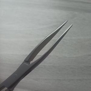 Premium handmatige FUE-pincet met gekartelde punt - titanium/roestvrij staal, antislip, ergonomische ringgreep |   Kliniek Haar - Product Image 3