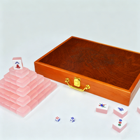 Jeu de Mahjong en Acrylique Rose Gelée Texture Jade Élégant Personnalisé pour 4 Joueurs, Étui en Bois Gravé Portable de Luxe pour Hommes