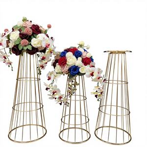 Soporte de Flores Delicado de Hierro Liso para Decoración de Bodas con Tamaño y Color Personalizables - Product Image 1