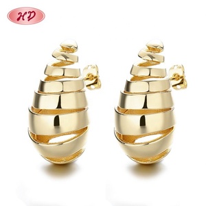 Pendientes al por mayor para mujer, nuevos, de aleación de cobre, chapados en oro grueso, tipo aro, 18k, joyería de pendientes de aro para mujer, de China - Product Image 2