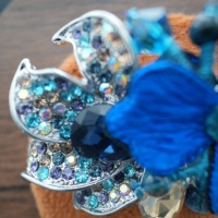 Broche en velours brodée à la main avec fleur et strass incrustés, style broderie Miao, Patrimoine Culturel Immateriel