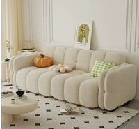 Canapé en tissu deux places de style moderne et minimaliste, avec structure en bois massif, idéal pour les petits appartements et salons.