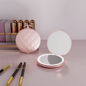 Pequeño y bonito patrón personalizado Rosa logotipo personalizado Led portátil maquillaje bolsillo viaje mano con luz doble cara espejo compacto - Product Image 1