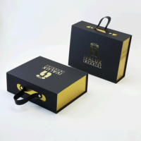 Boîte à chaussures en papier personnalisée pour hommes à faible MOQ, boîte cadeau magnétique avec doublure en satin, logo en feuille d'or, gaufrage, lamination brillante de luxe, revêtement UV