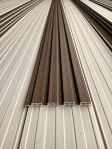 Panneau mural intérieur en <span class=keywords><strong>bois</strong></span> composite <span class=keywords><strong>bois</strong></span> composite PVC panneau mural cannelé pour décoration intérieure de la maison - Product Image 6