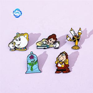 Creativo lindo dibujos animados película personajes de <span class=keywords><strong>La</strong></span> <span class=keywords><strong>Bella</strong></span> <span class=keywords><strong>y</strong></span> <span class=keywords><strong>La</strong></span> <span class=keywords><strong>Bestia</strong></span> insignia de Metal candelabro tetera señora reloj broche - Product Image 1