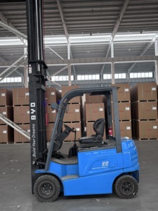 Montacargas Eléctrico de Alta Calidad, Contrapesado, Marca BYD, para Interiores y Exteriores, de Nueva Energía, Compacto - Product Image 2