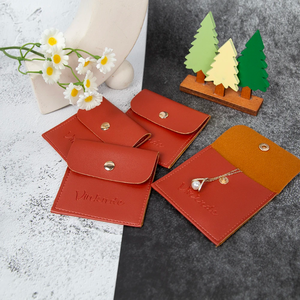 Pochettes de rangement pour bijoux miniatures en cuir PU orange 8x8cm, uniques et abordables, avec bouton pression doré, logo en relief, portables - Product Image 4