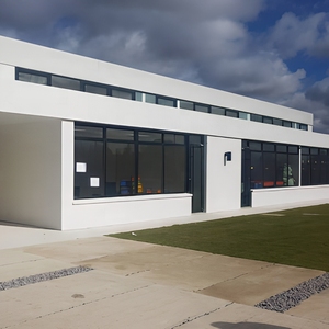 Moderne Vorgefertigte Stahlkonstruktion Maßgeschneidertes Design Stahlstruktur-Lagerhaus Ausstellungsraum Werkstatt Fabrik Schnelle Konstruktion Einfache Montage - Product Image 1
