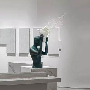 Sculpture moderne de luxe en résine, figurine créative d'homme tenant <span class=keywords><strong>la</strong></span> tête d'un cheval, pour <span class=keywords><strong>la</strong></span> maison, le hall d'hôtel <span class=keywords><strong>et</strong></span> <span class=keywords><strong>la</strong></span> salle d'exposition - Product Image 1