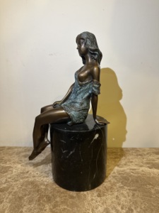 Escultura de Bronce Estilo Americano de una Chica Guiando a un Leopardo; Escultura Figurativa Estilo Europeo - Product Image 2