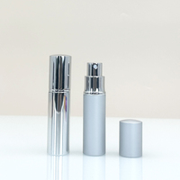 Atomiseur de parfum rechargeable portable en aluminium mat doré/noir de 5 ml et 10 ml avec pompe et écran sérigraphié