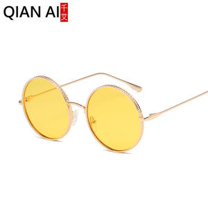 Gafas de sol Qianai con montura redonda para mujer, montura dorada, lentes amarillas y azules, protección UV400, estilo urbano a la moda - Product Image 5