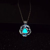 Collier tendance lumineux dans le noir pour Halloween, pendentif en forme de rose ajourée en alliage, lumières nocturnes, cadeau pour femme