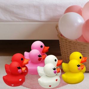 Juguete de Agua para Baño con Diseño de Patito de Dibujos Animados, Personalizado con Logotipo, para el Día de San Valentín, para Niños de 4 a 6 Años, Regalo Suave y Divertido, 6*5.5*5.5cm, Venta al Por Mayor - Product Image 3