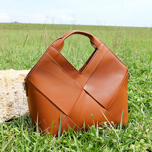 กระเป๋าโท้ทหนังแท้ถักลายยอดนิยม ดีไซน์สามเหลี่ยมกลับหัว แฟชั่น กระเป๋านุ่ม สะพายข้างหรือถือได้ สำหรับผู้หญิง - Product Image 4