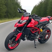 Moto Ducati Hypermotard 950 haute performance avec moteur essence L-Twin de 937 cm³ refroidi par eau pour la conduite en ville et sur autoroute