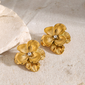 Pendientes de Flor con Cristal en el Centro, Chapados en Oro de 18k, Acero Inoxidable, Diseño Vintage Elegante - Product Image 3