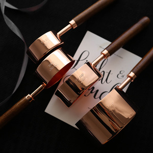 Ensemble professionnel de 4 tasses et cuillères à mesurer en acier inoxydable plaqué cuivre avec manche en bois de noyer écologique pour la cuisine à domicile - Product Image 6