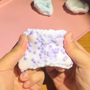 ลูกบอลน้ำแข็งทำมือขนาด 4 ซม. บางเฉียบ นุ่มเหนียว บีบมีเสียง ของเล่นบีบคลายเครียด - Product Image 5