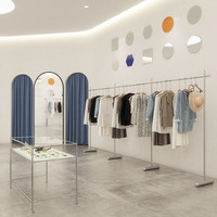 Portant à vêtements créatif en acier inoxydable et acrylique sur pied pour magasin de vêtements féminins, présentoir de magasin avec accessoires pour ceintures