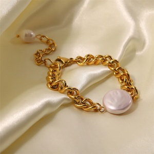 Pulsera de Perlas de Agua Dulce Chapada en Oro para Mujer, Estilo Vintage, con Cadena Cubana de Acero Inoxidable - Product Image 4