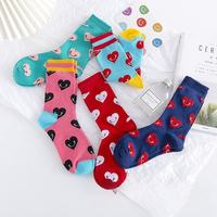 Vente en gros de chaussettes tendance à motif jacquard avec des coeurs Chaussettes amusantes en coton pour femmes