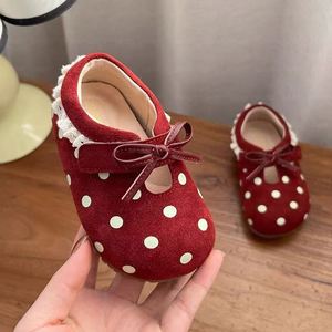 Chaussures de princesse à semelle souple à pois pour filles, chaussures de marche pour bébés filles, à porter au printemps - Product Image 1