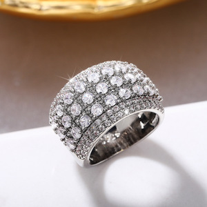 Anello con Design a Otto Cuori e Frecce, Stile Classico per Donne - Product Image 1