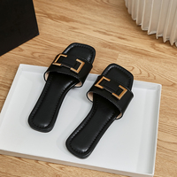 Chaussures pantoufles avec boucle en chaîne métallique dorée pour femmes sandales plates d'extérieur pour la plage sandales confortables et douces pour femmes et dames
