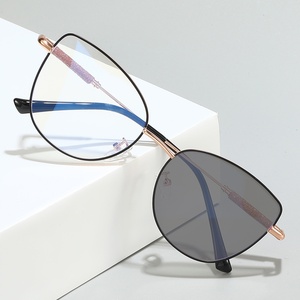 <span class=keywords><strong>Occhiali</strong></span> <span class=keywords><strong>da</strong></span> <span class=keywords><strong>vista</strong></span> <span class=keywords><strong>da</strong></span> donna vintage cat-eye in acciaio inossidabile con cerniere <span class=keywords><strong>a</strong></span> molla, anti-luce blu, montatura completa, per PC - Product Image 1
