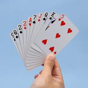 कस्टम नई गुणवत्ता वाले प्लास्टिक पीवीसी पोकर चिकनी निविड़ अंधकार सोना मढ़वाया रचनात्मक उपहार टिकाऊ पोकर खेल कार्ड
